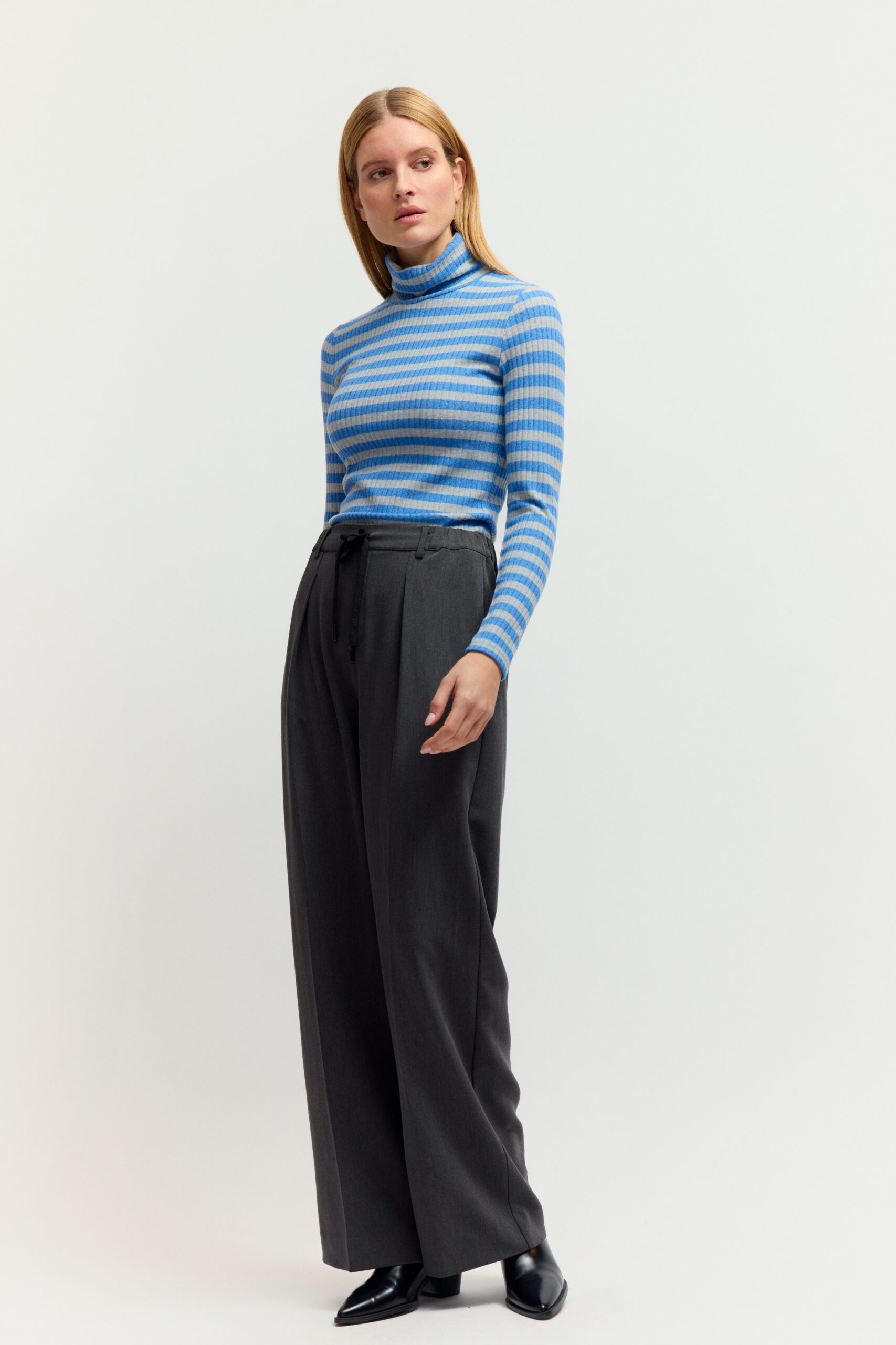 Rollkragenpullover gestreift in Polarblau und weiß mit Rippoptik