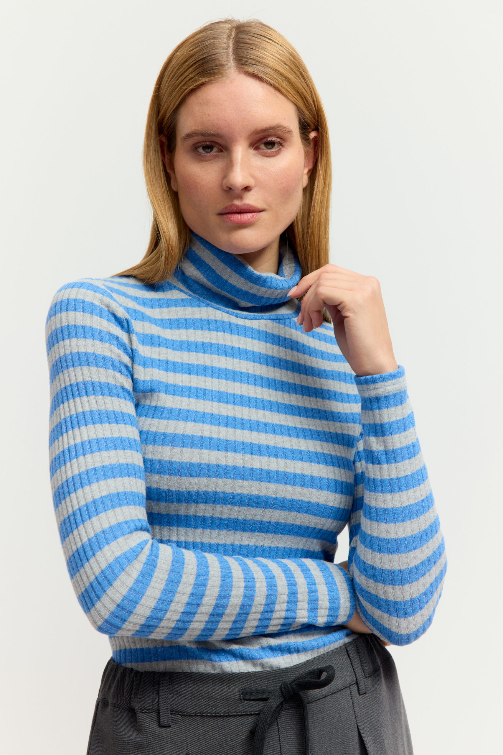 Rollkragenpullover gestreift in Polarblau und weiß mit Rippoptik