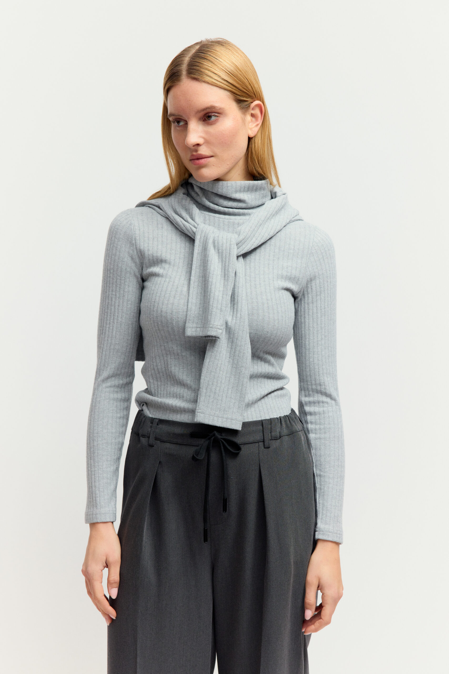 Enganliegendes Longsleeve in Grau mit Rippoptik