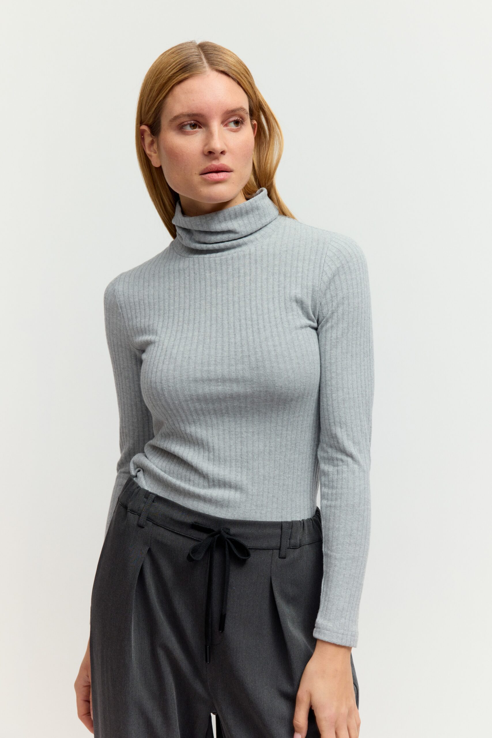 Enganliegendes Longsleeve in grau mit Rippoptik