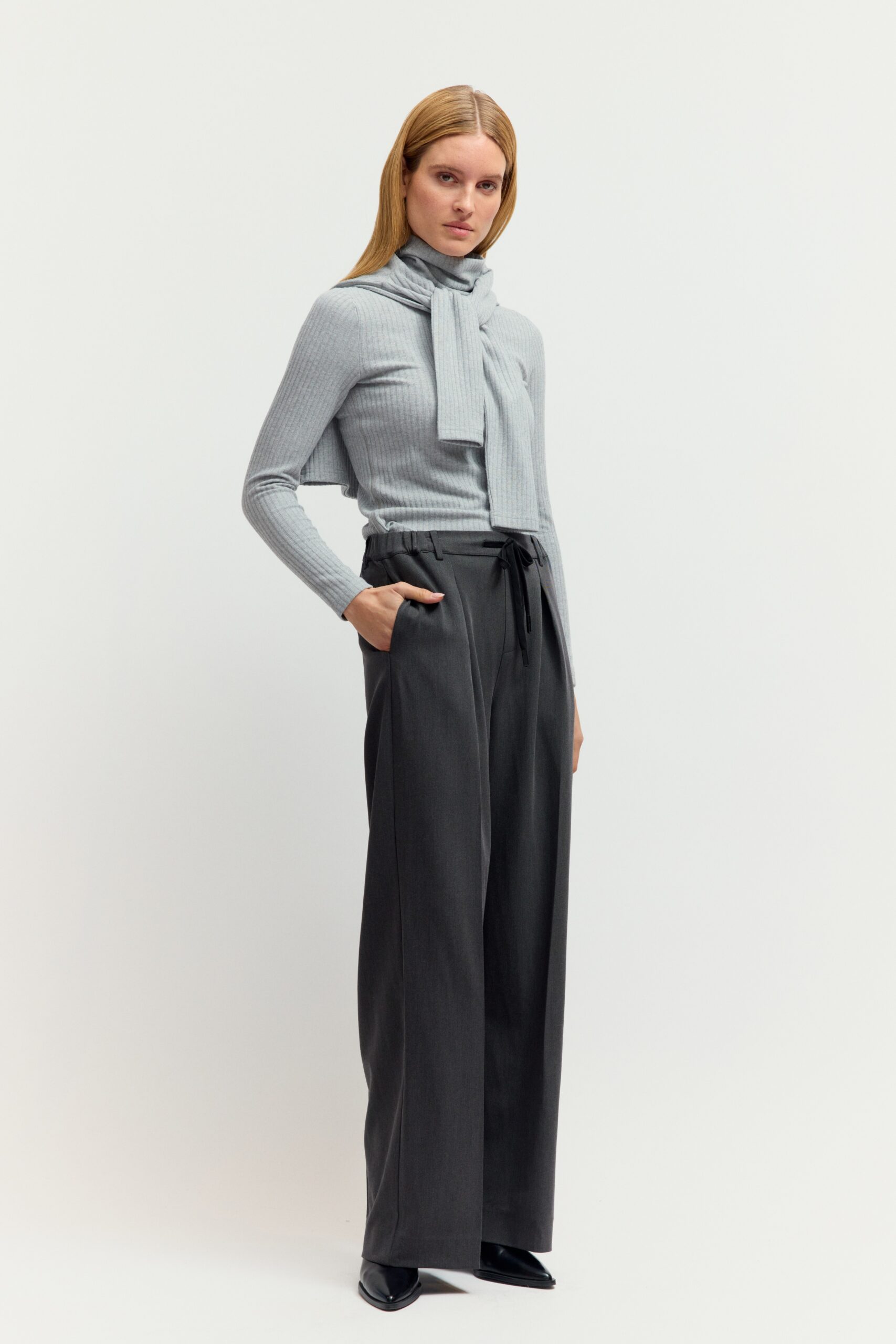Enganliegendes Longsleeve in Grau mit Rippoptik