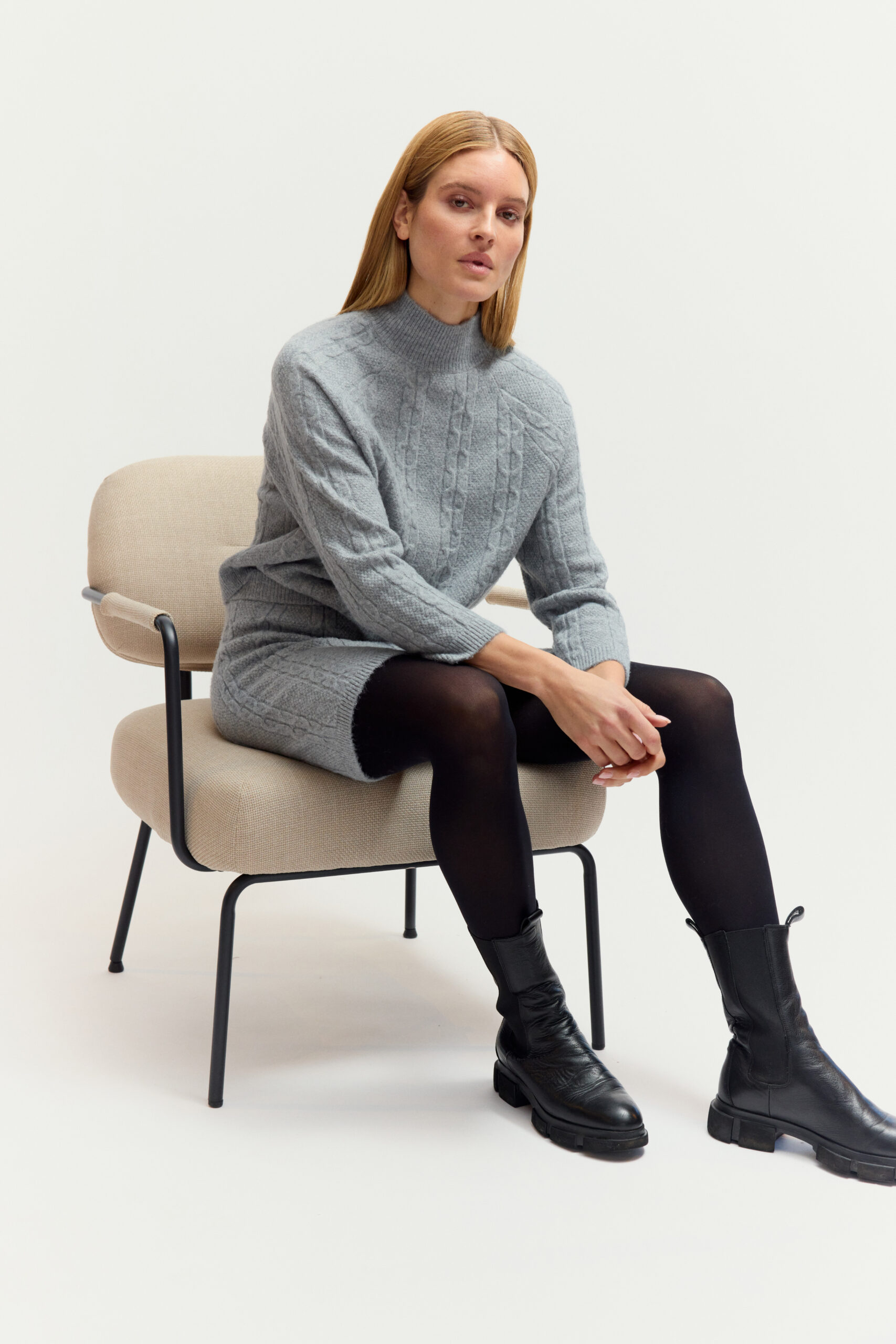 Graues Strickkleid mit Stehkragen, Zopfstrick